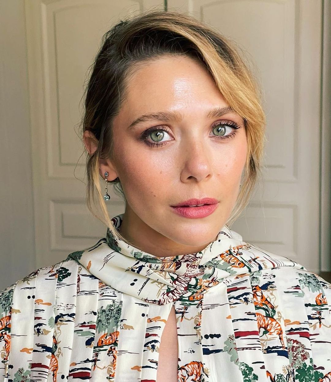 Elizabeth Olsen 21 Best Photos, Elizabeth Olsen 21 Pics, Elizabeth Olsen 21 Images