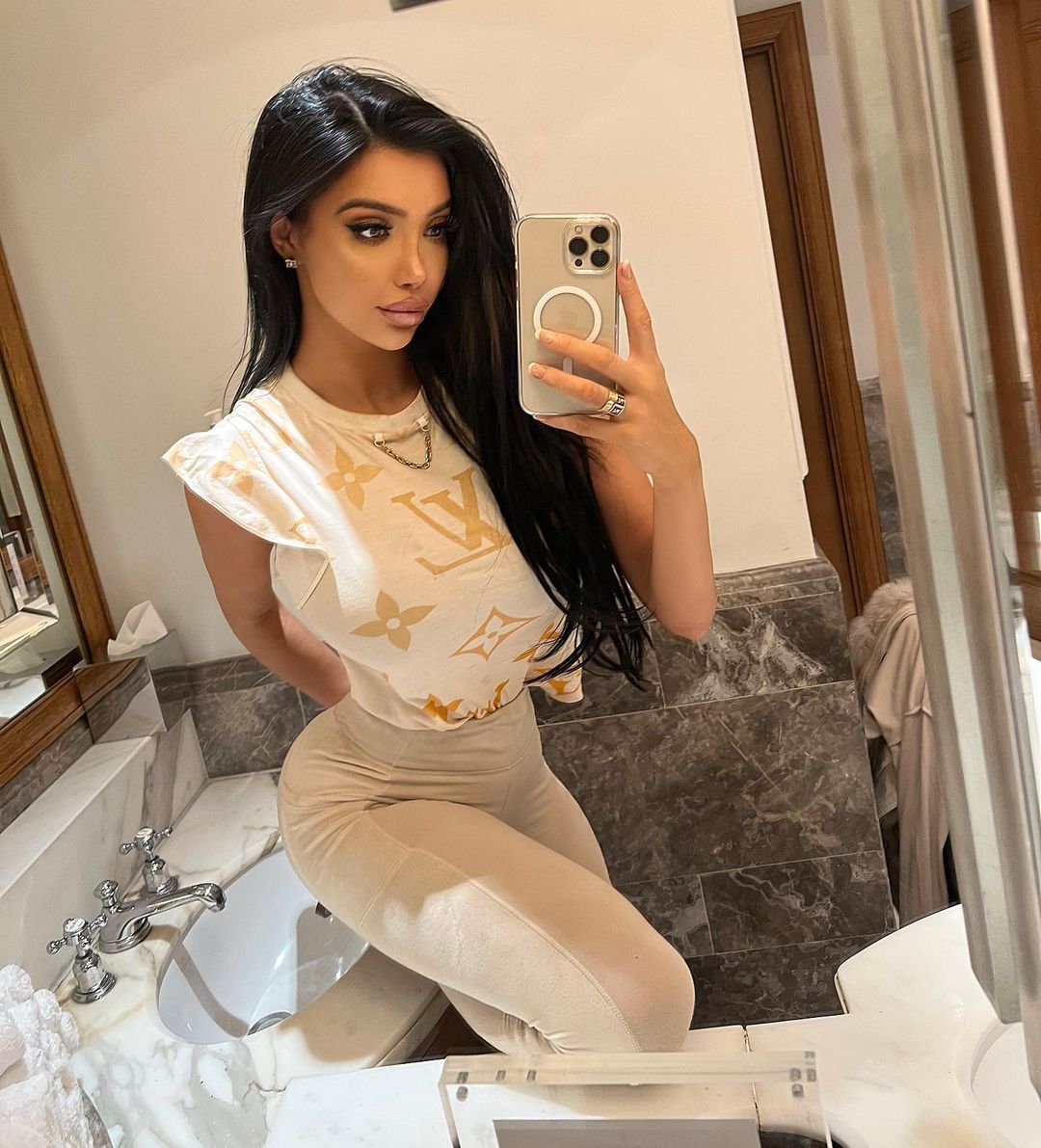 Chloe Khan 37 Best Photos, Chloe Khan 37 Pics, Chloe Khan 37 Images